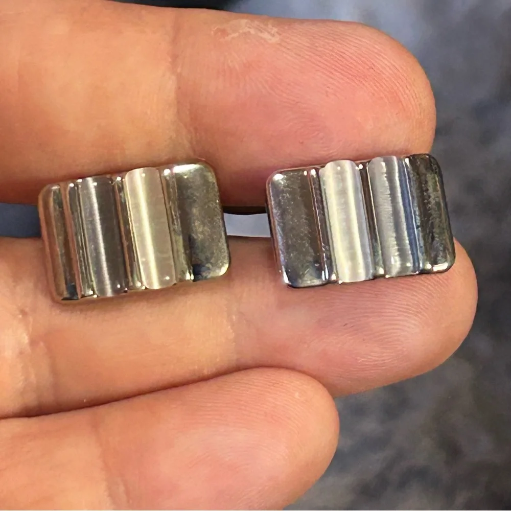 Modern gentleman’s cat eye glass bar tilt style cuff links